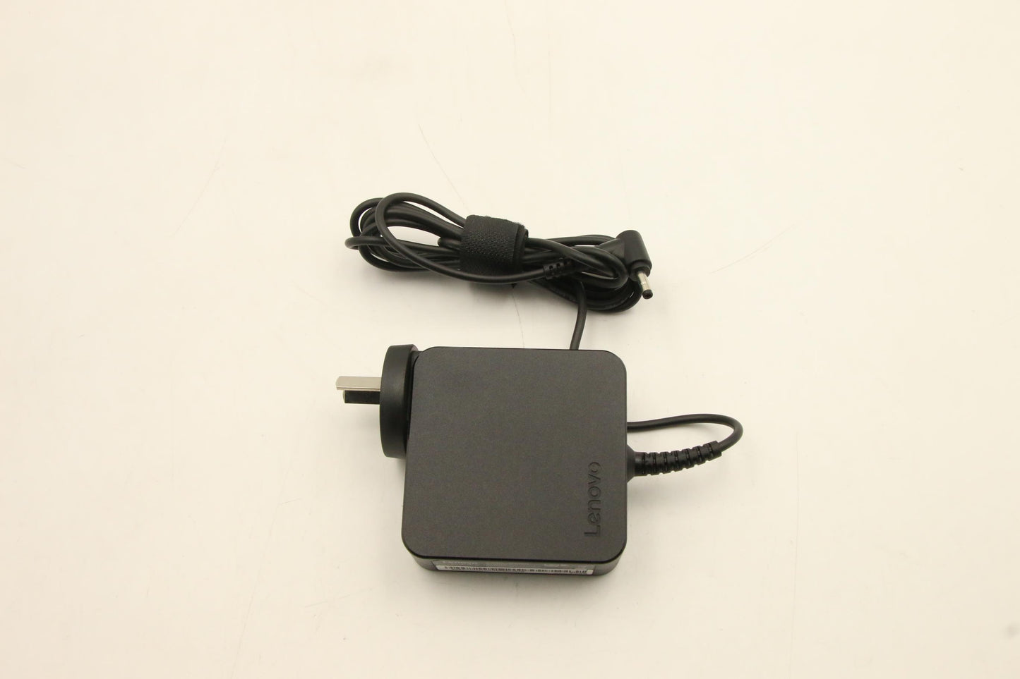 Lenovo Circular Adapter, 65W, 2P COO Black - 01FR145