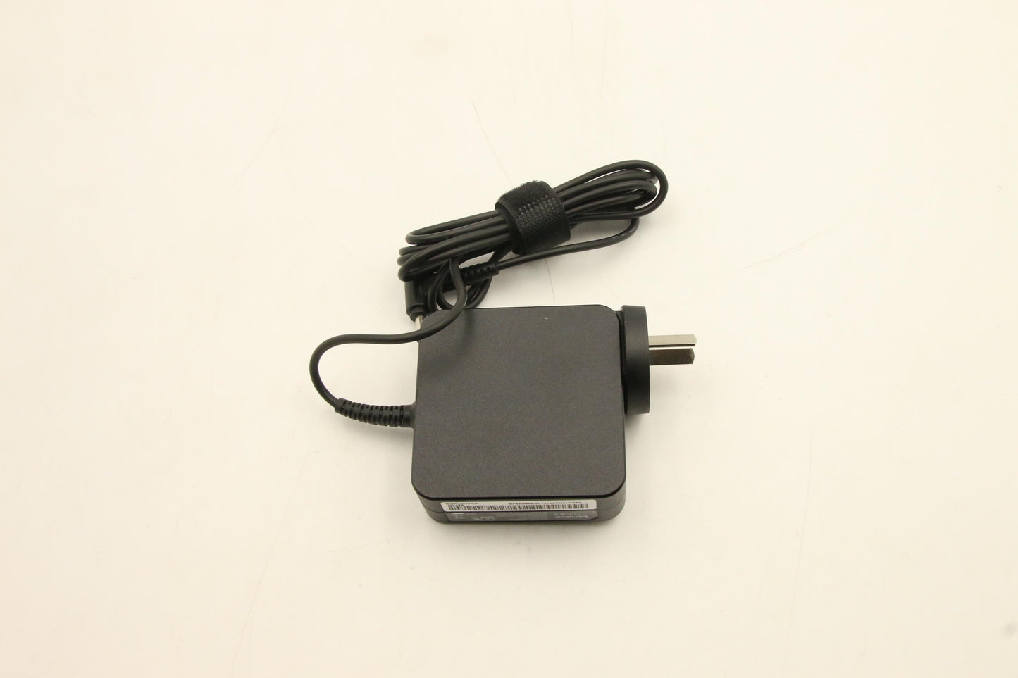 Lenovo Circular Adapter, 65W, 2P COO Black - 01FR145