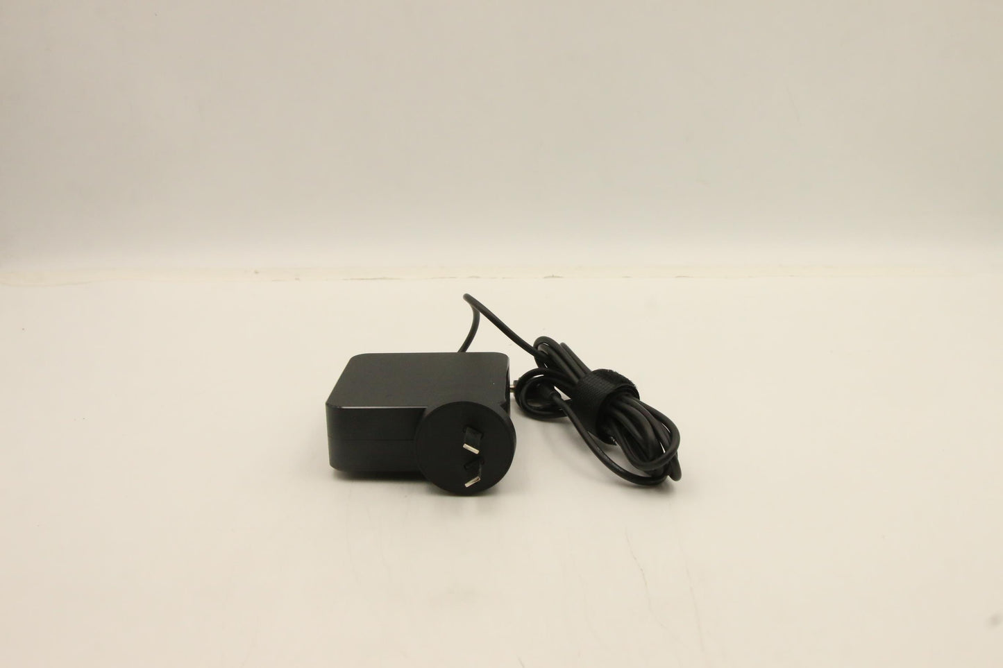 Lenovo Circular Adapter, 65W, 2P COO Black - 01FR145