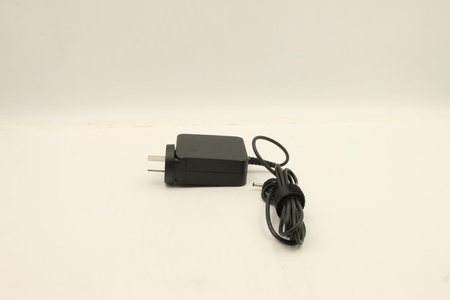 Lenovo Circular Adapter, 65W, 2P COO Black - 01FR145