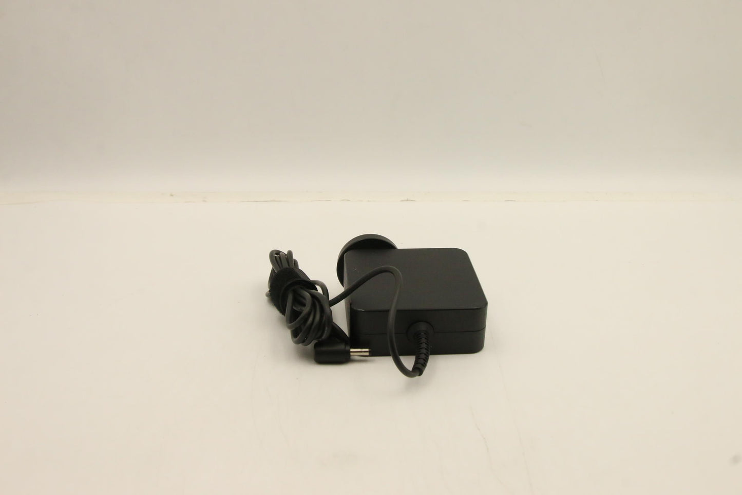 Lenovo (01FR145) Circular Adapter, 65W, 2P COO Black