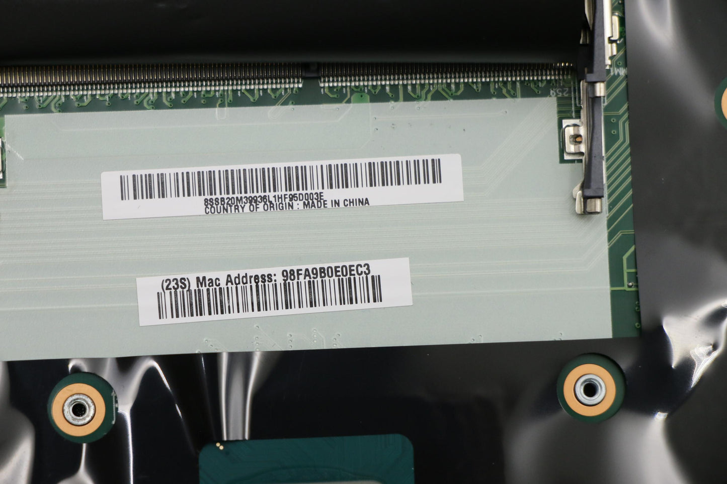Lenovo Nok,E-2176M,P4,8G,Amt,Y-Tpm2 - 01YU295