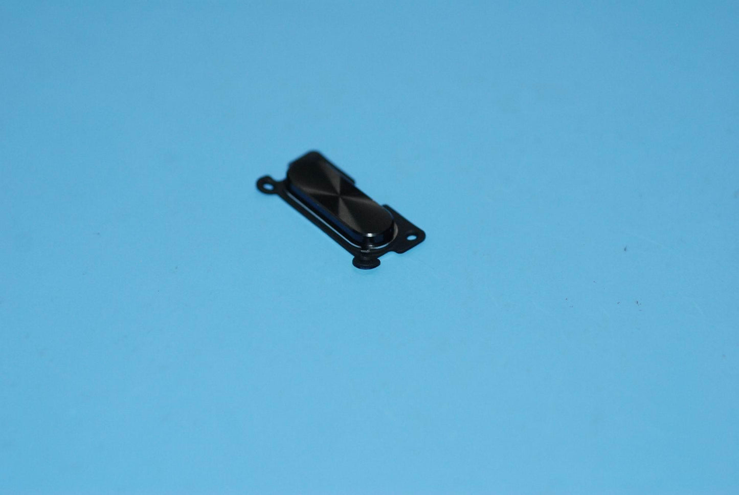 Lenovo Blade2-13W_Open_Button_Black_L - SB69A6N0C6